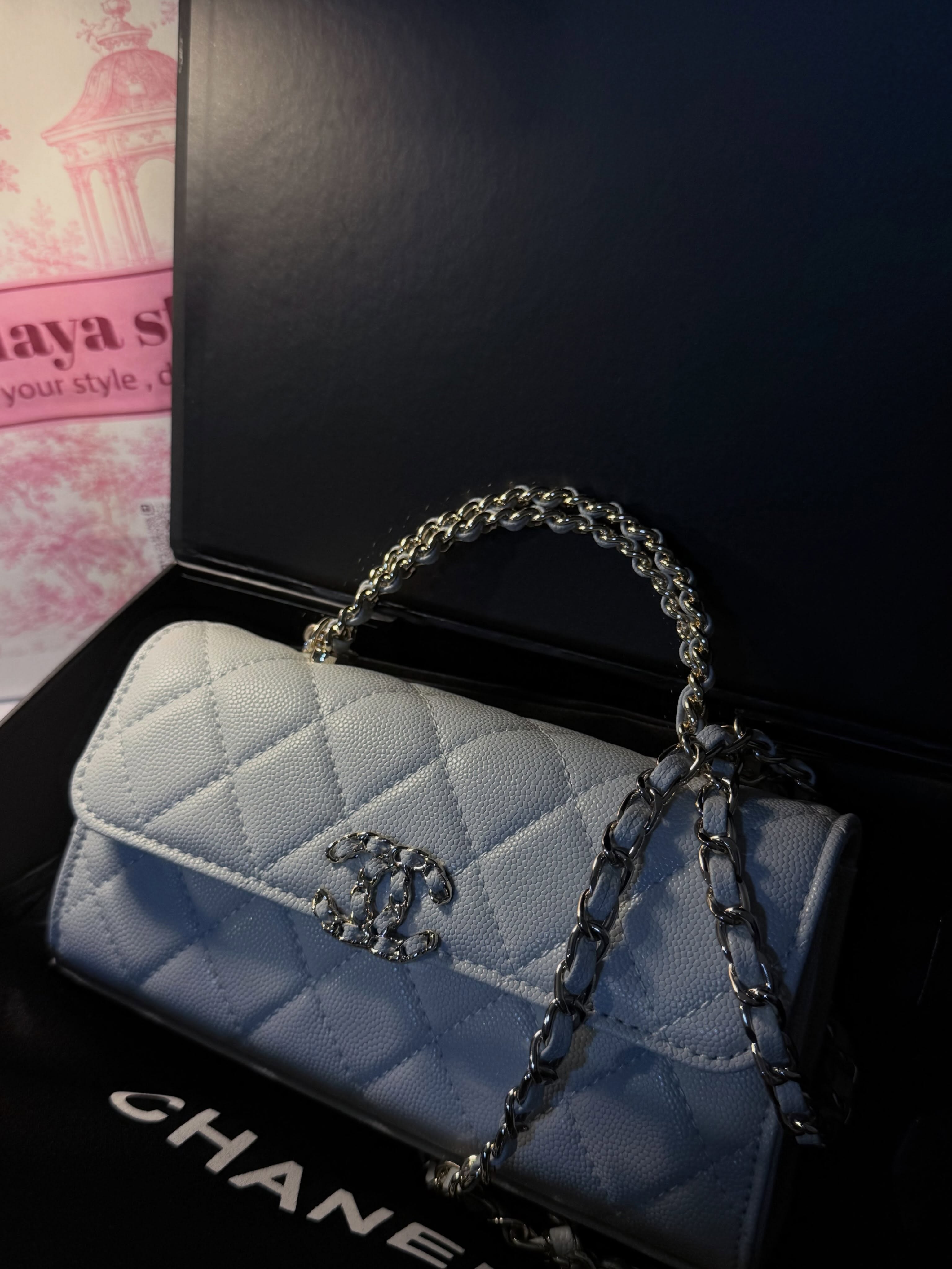 Chanel – شنطة كتف مبطنة بيضاء